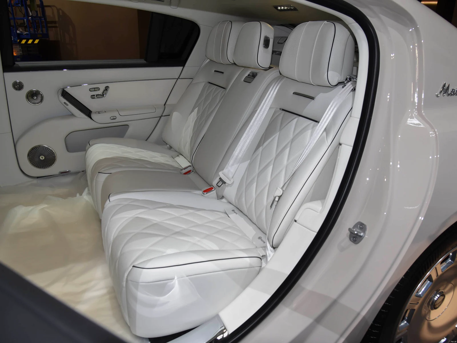 MAEXTRO S800 executive rear cabin